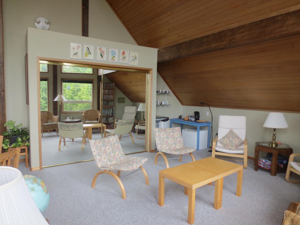 Moon And Sixpence Bed and Breakfast Ucluelet Eksteriør billede