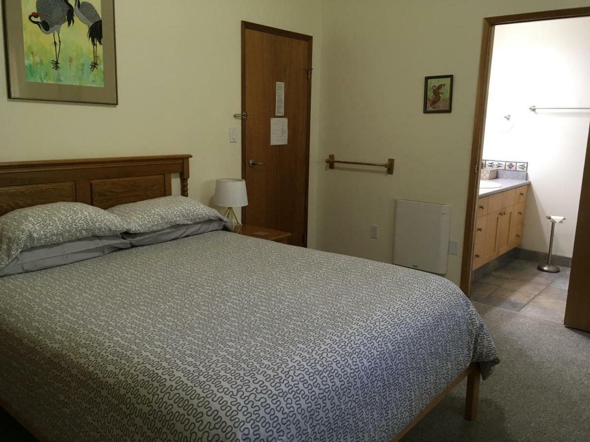 Moon And Sixpence Bed and Breakfast Ucluelet Eksteriør billede
